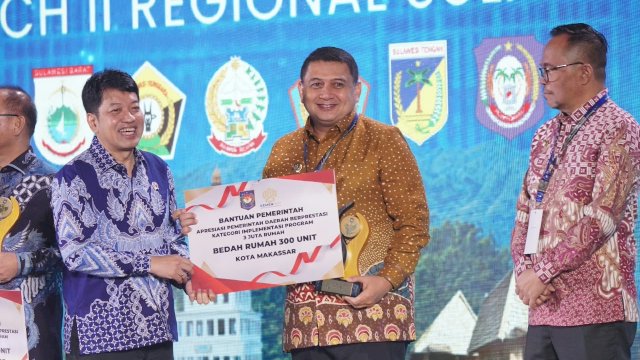 Wali Kota Munafri saat terima penghargaan dari Kemendagri.