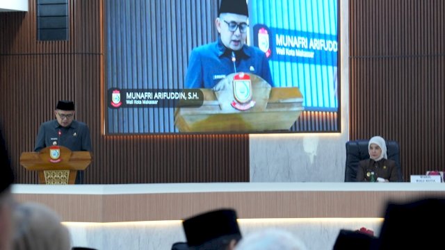Wali Kota Makassar, Munafri Arifuddin, saat menyampaikan jawaban dan tanggapan Pemkot Makassar atas pemandangan umum fraksi-fraksi DPRD Makassar terhadap Rancangan Peraturan Daerah tentang Perubahan APBD Tahun Anggaran 2026 dalam Rapat Paripurna Ketujuh Masa Persidangan Pertama Tahun Sidang 2026/2027 di Aula Sipakatau, Balai Kota Makassar, Senin (28/9/2026).