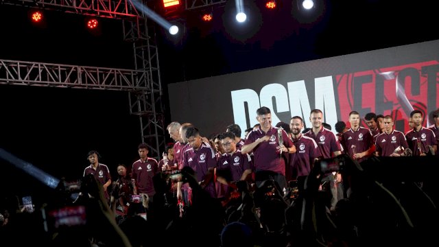Skuad PSM Makassar dan Official saat launcing dan perkenalan jersey yang dikemas dalam PSM Fast di Pantai Indah Bosowa, Makassar, pada Minggu (30/8/2026).