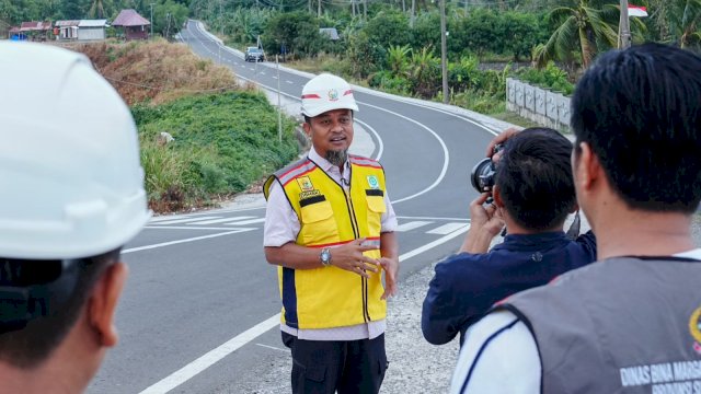 Gubernur Sulsel, Andi Sudirman Sulaiman saat meninjau salah satu ruas jalan yang masuk Program MYP. (Foto: Pemprov Sulsel)