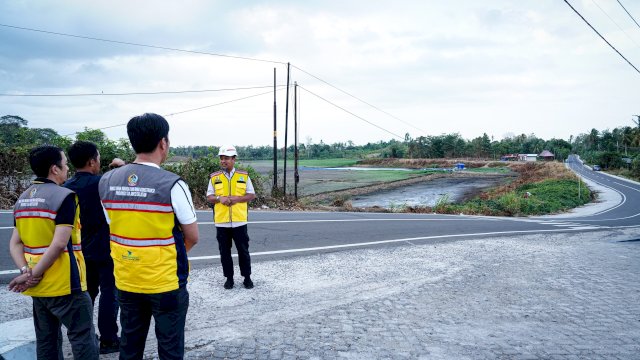 Gubernur Sulsel, Andi Sudirman Sulaiman saat meninjau salah satu ruas jalan yang masuk Program MYP. (Foto: Humas Pemprov Sulsel)