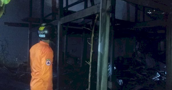 Diduga Lilin Lupa Dimatikan Usai LIstrik Padam, Satu Rumah Panggung di Makassar Hangus Terbakar