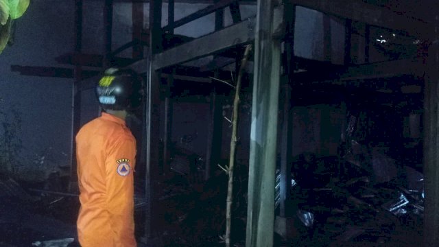Diduga Lilin Lupa Dimatikan Usai LIstrik Padam, Satu Rumah Panggung di Makassar Hangus Terbakar