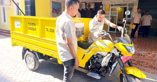Bantu Petugas Kebersihan, DLH Makassar Hibahkan Motor Tiga Roda untuk Pasar Senggol