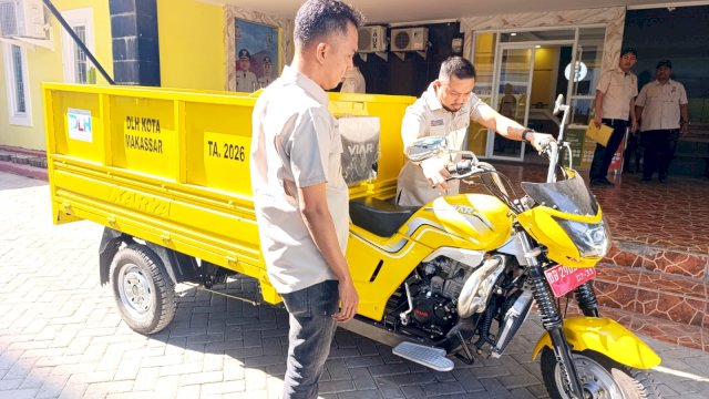 Bantu Petugas Kebersihan, DLH Makassar Hibahkan Motor Tiga Roda untuk Pasar Senggol