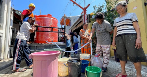 Warga Karuwisi Terbantu, Mobil Pickup PDAM Jadi Solusi Distribusi Air ke Lorong Sempit
