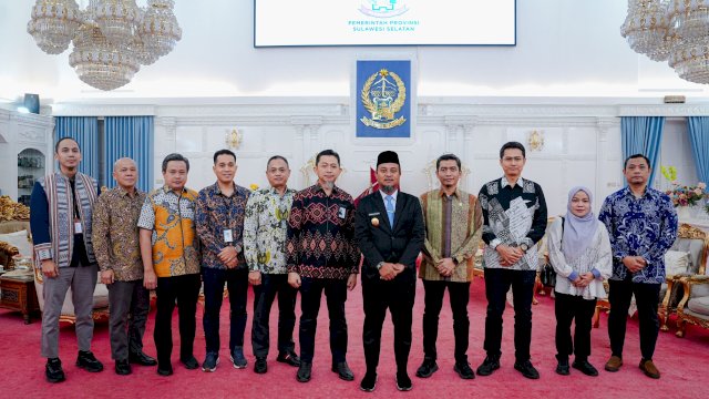 Gubernur Sulawesi Selatan Andi Sudirman Sulaiman bersama jajaran PT PLN (Persero) membahas persoalan pemadaman listrik di Rumah Jabatan Gubernur Sulsel, Makassar, Kamis (10/9/2026).