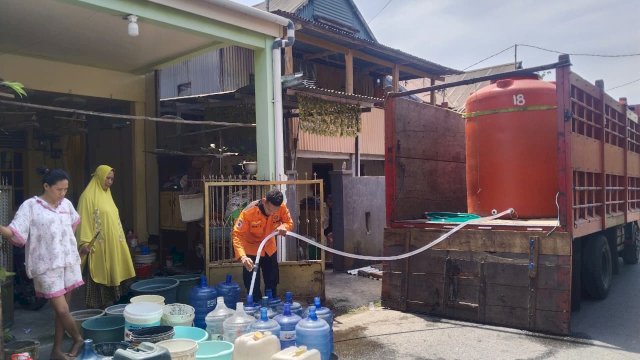 Perhatian Appi ke Warga, BPBD Makassar Distribusi Air Bersih ke 161 Titik, 33.641 Jiwa Jadi Sasaran