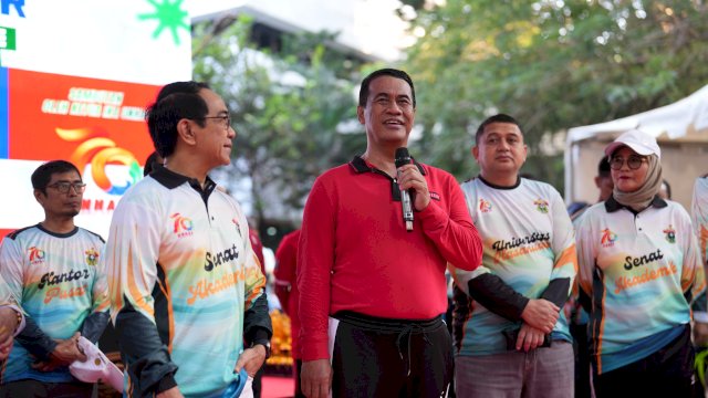 Mentan Amran Sulaiman dan Wali Kota MUnafri Ramaikan Fun Walk Dies Natalis ke-70 Unhas