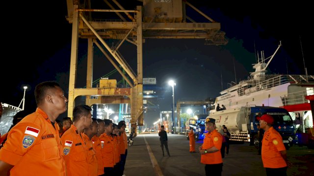 Basarnas Makassar kerahkan armada dan personil bantu operasi SAR KMPVirgo Transport. 