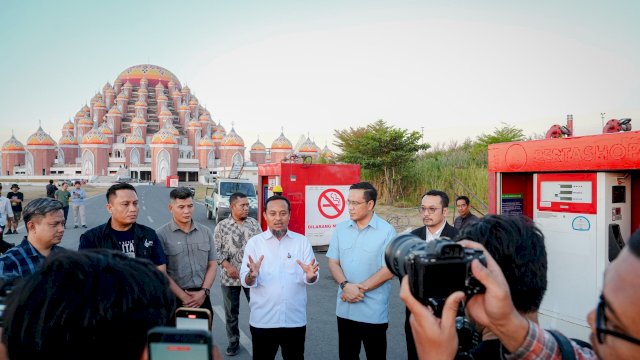 Gubernur Sulsel, Andi Sudirman Sulaiman bersama Direktur Utama PT Pertamina (Persero), Simon Aloysius Mantiri dan jajaran Pertamina Patra Niaga Regional Sulawesi hadir langsung meninjau lokasi Modular SPBU di kawasan CPI, Minggu (13/9/2026).