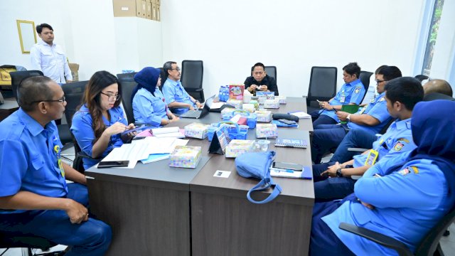 Plt Direktur Utama Perumda Air Minum Kota Makassar Andi Syahrum bersama Plt Direktur Keuangan Perumda Air Minum Kota Makassar menghadiri rapat kerja dengan Komisi B DPRD Kota Makassar di Kantor DPRD Kota Makassar, Jalan AP Pettarani, Senin (14/9/2026).
