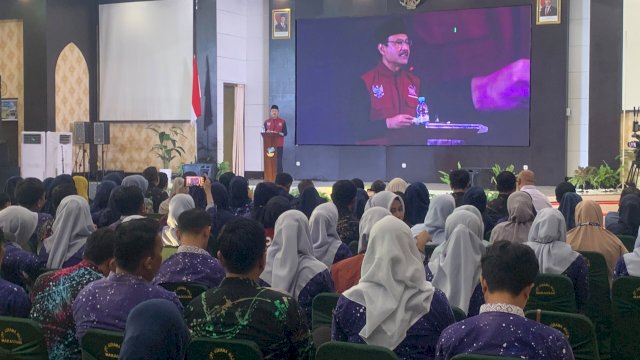 Mensos Saifullah Yusuf saat acara Gerakan Nasional Peduli Tetangga untuk Pelinsos di Aula Arafah Asrama Haji Sudiang Makassar, Selasa (15/9).