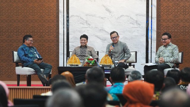 Wakil Menteri Dalam Negeri Bima Arya dalam Rapat Koordinasi Percepatan Pertumbuhan Ekonomi se-Sulawesi yang diselenggarakan Kementerian Dalam Negeri Republik Indonesia di Ruang Pola Kantor Gubernur Sulawesi Selatan, Jumat (18/9/2026). (Foto: Humas Pemprov Sulsel)