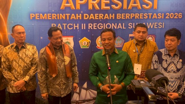 Gubernur Sulsel Andi Sudirman Sulaiman usai menerima penghargaan pada ajang Apresiasi Pemerintah Daerah Berprestasi 2026 Batch II Regional Sulawesi yang digelar Kementerian Dalam Negeri (Kemendagri) di Hotel Claro Makassar, Jumat (18/9/2026) malam. (Foto: Abatanews.com)