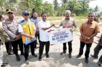 Gubernur Sulsel Serahkan Bantuan 10 Unit Pompa Ponton untuk Petani Pinrang, Atasi Kekeringan di Musim Tanam Sela