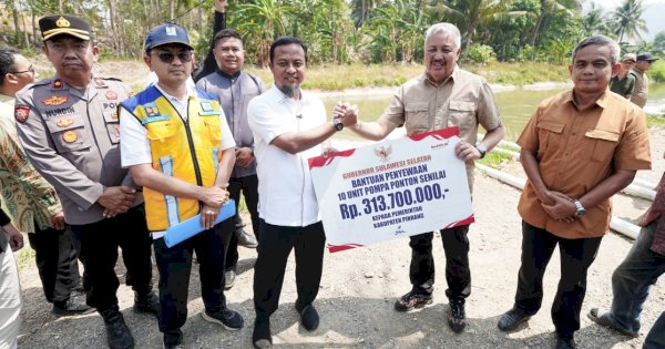 Gubernur Sulsel Serahkan Bantuan 10 Unit Pompa Ponton untuk Petani Pinrang, Atasi Kekeringan di Musim Tanam Sela
