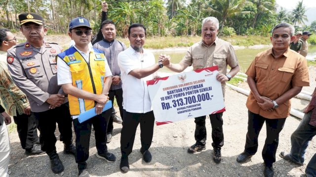 Gubernur Sulsel Serahkan Bantuan 10 Unit Pompa Ponton untuk Petani Pinrang, Atasi Kekeringan di Musim Tanam Sela