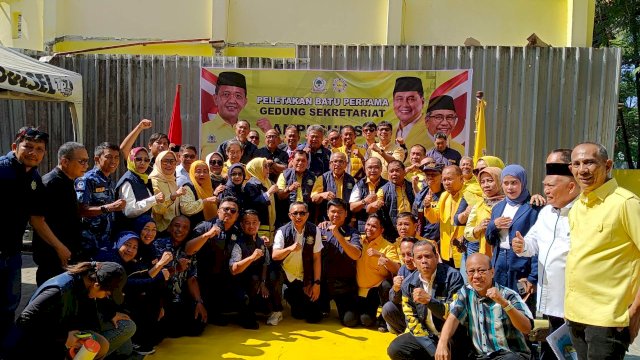 Nurdin Halid melakukan peletakan Batu pertama pembangunan sekretariat AMPI Sulsel di halaman Kantor DPD I Partai Golkar Sulsel, Makassar.