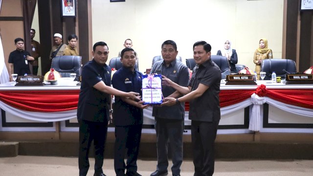 Wali Kota Parepare, Tasming Hamid sat menyerahkan Ranperda tentang APBD Perubahan Tahun Anggaran 2026 kepada DPRD Kota Parepare dalam Rapat Paripurna DPRD Kota Parepare di Ruang Rapat Paripurna Lantai III, Jalan Jenderal Sudirman. Senin (21/9/2026).