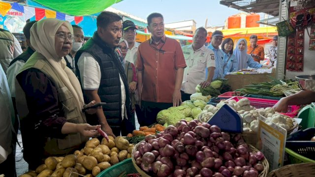 Tim TPID Sulawesi Selatan memantau harga, pasokan, dan distribusi cabai serta melakukan operasi pasar di Pasar Terong dan Pasar Pa&rsquo;baeng-baeng, Kota Makassar, Rabu (23/9/2026).