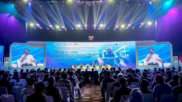 Gubernur Sulawesi Selatan Andi Sudirman Sulaiman saat menjadi narasumber dalam Festival Ekonomi Keuangan Digital Indonesia dan Indonesia Fintech Summit and Expo (FEKDI x IFSE) 2026 di Jakarta International Convention Center (JICC), Jakarta, Kamis (24/9/2026).