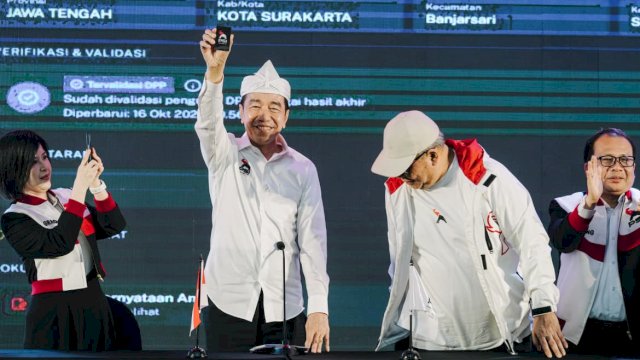 Presiden ke-7 RI Joko Widodo secara terbuka menegaskan telah menjadi anggota Partai Solidaritas Indonesia (PSI) saat Rakorda DPD PSI Kota Bandung di Grand Pasundan, Jalan Pasteur, Bandung, Sabtu (26/9/2026). (Foto : Istimewa)