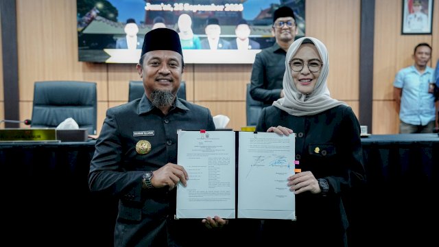 Gubernur Sulsel, Andi Sudirman sulaiman bersama Ketua DPRD Sulsel, Andi Rachmatika Dewi dalam Rapat Paripurna DPRD Sulsel di Kantor DPRD Sulsel, Jalan AP Pettarani, Makassar, Jumat (25/9/2026) malam.