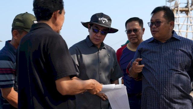 Rektor Unhas, Prof. Dr. Ir. Jamaluddin Jompa, M.Sc bersama jajaran sivitas akademika Unhas melakukan kunjungan pada Minggu (27/09) di Cikoang, Takalar.