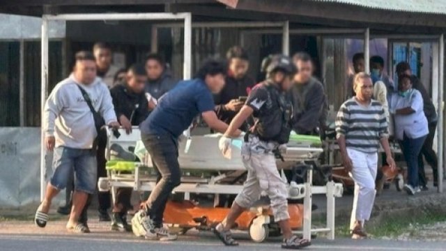Petugas mengevakuasi salah satu korban tewas usai ditembak KKB. (Foto: Istimewa)