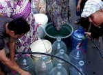 PDAM Makassar Sisir Lorong hingga Malam, Salurkan Bantuan Air Bersih Gratis untuk Pelanggan Terdampak Kemarau