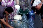 PDAM Makassar Sisir Lorong hingga Malam, Salurkan Bantuan Air Bersih Gratis untuk Pelanggan Terdampak Kemarau