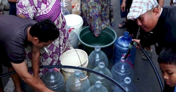 PDAM Makassar Sisir Lorong hingga Malam, Salurkan Bantuan Air Bersih Gratis untuk Pelanggan Terdampak Kemarau
