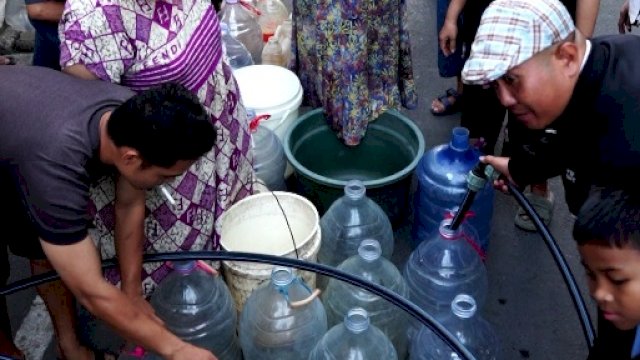 PDAM Makassar Sisir Lorong hingga Malam, Salurkan Bantuan Air Bersih Gratis untuk Pelanggan Terdampak Kemarau