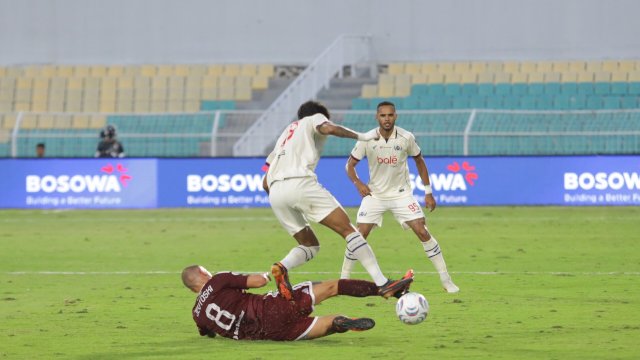 Pemain PSM Makassar Jevtoski menghalau pergerakan pemain Arema saat duel di Stadion BJ Habibie, PArepare, Minggu (13/9/2026). (Foto: Official PSM)