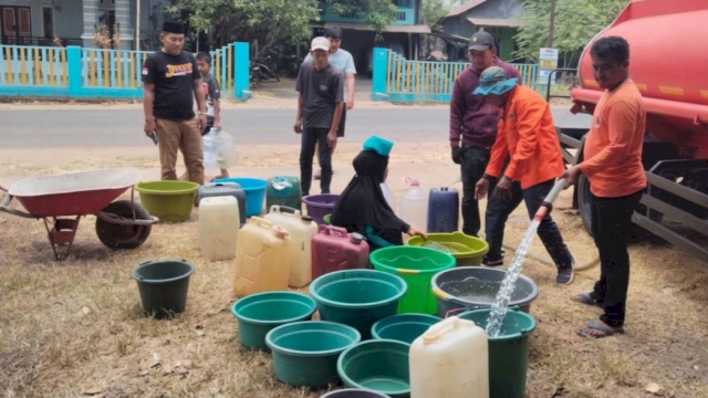 Pemprov Sulsel saat mendistribusikan air bersih di sejumlah wilayah Makassar dan Maros.