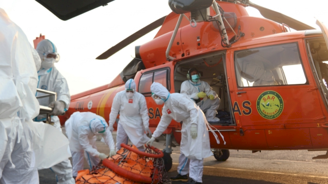 Tim SAR saat mengevakuasi korban KM Virgo menggunakan helikopter. (Foto: Basarnas)