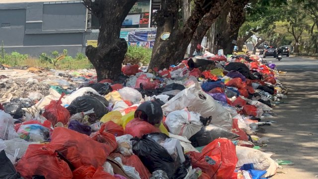 Penampakan tumpukan sampah di Jalan Tun Abdul Razak, Kabupaten Gowa. (Foto: Abatanews.com)