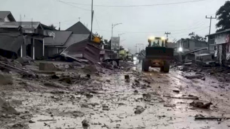 Banjir Bandang Terjang Perkantoran Kabupaten Solok, 4 Orang Dilaporkan Terluka&nbsp;