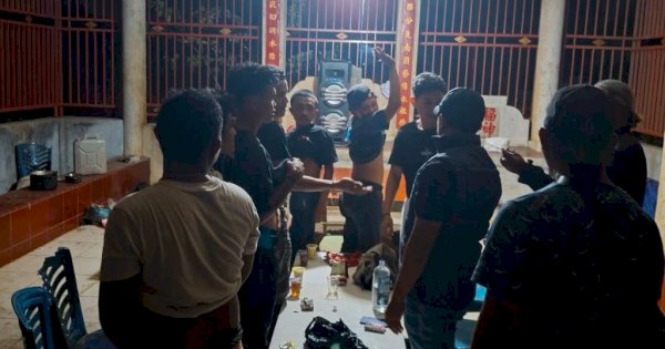 Polisi Bubarkan 8 Pemuda di Makassar Pesta Miras di Area Pemakaman