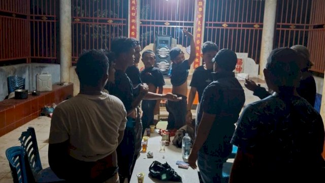 Polisi Bubarkan 8 Pemuda di Makassar Pesta Miras di Area Pemakaman