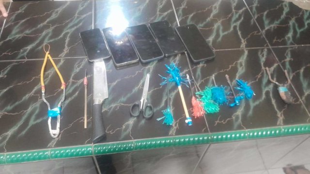 Barang bukti yang diamankan petugas usai membubarkan tawuran di Makassar. (Foto: Istimewa)