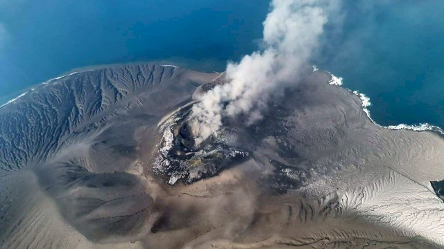 Gunung Anak Krakatau Erupsi. (foto: KemenESDM)