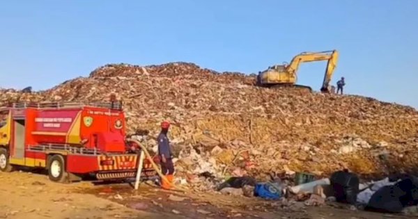 Musim Kemarau Picu Ancaman Kebakaran, Tumpukan Sampah di TPA Maros Disiram Rutin