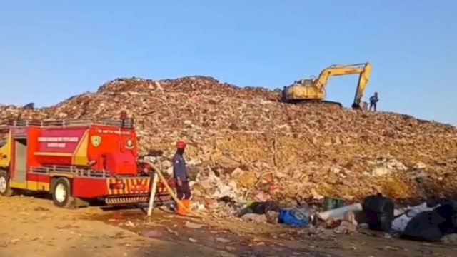 Musim Kemarau Picu Ancaman Kebakaran, Tumpukan Sampah di TPA Maros Disiram Rutin