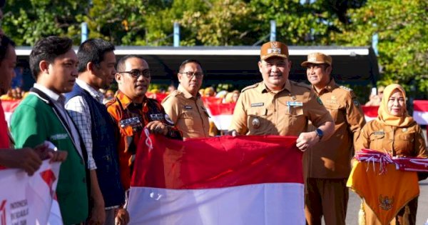 Momen HUT RI ke-81, Pemkab Maros Bagikan 1.000 Bendera Merah Putih untuk Warga