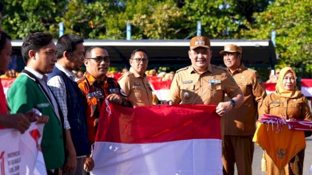 Momen HUT RI ke-81, Pemkab Maros Bagikan 1.000 Bendera Merah Putih untuk Warga