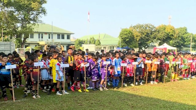 104 SSB terbaik dari wilayah Jabodetabek bersaing dalam turnamen sepakbola usia dini bergengsi memperebutkan Piala Ketua Mahkamah Konstitusi (MK) mulai 3 Oktober hingga 7 November 2026 di Lapangan Zikon 14 Jagakarsa, Lenteng Agung, Jakarta Selatan.