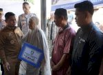 Wali Kota Tasming Hamid Serahkan Bantuan Tunai Bagi Korban Kebakaran Watang Soreang