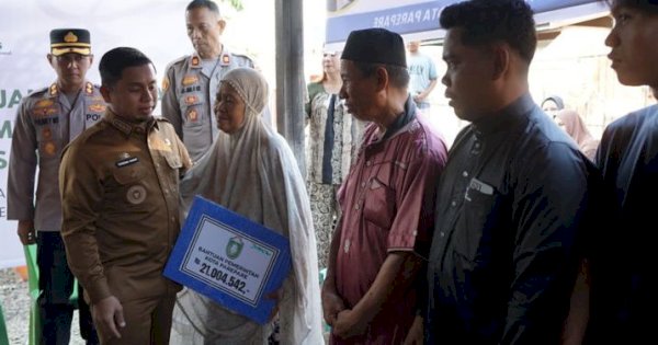 Wali Kota Tasming Hamid Serahkan Bantuan Tunai Bagi Korban Kebakaran Watang Soreang